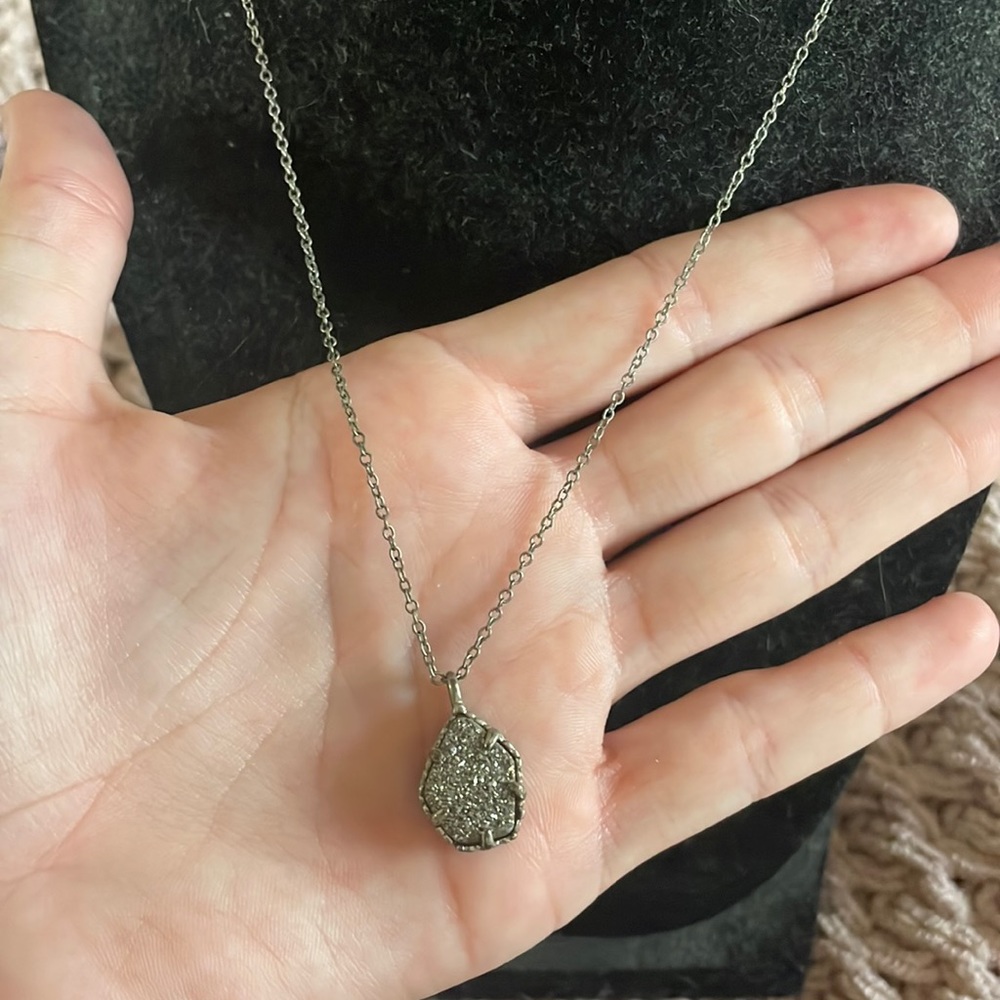 Kendra Scott necklace